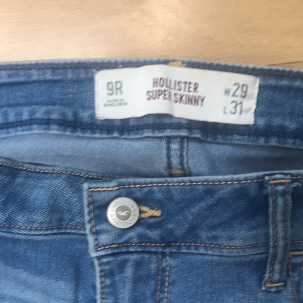 -Never worn Hollister size 9 regular jeans